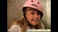 Abspielen Beobachten Sie Little Summer, die süße blonde Teenagerin mit Zahnspange, wie sie sich in einer dampfenden Solo-Vergnügungssession neckt