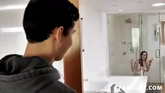 Reproducir Un encuentro tórrido: hermanastro y hermana exploran placeres prohibidos en el baño
