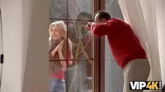 Afspelen Ellen Jess verrast oude buurvrouw met intense ongeplande seks op tafel in VIP4K-kwaliteit