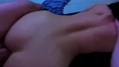 Jouer Une voisine adolescente excitée de Tinder essaie la levrette avec son petit ami lors d'une séance de creampie amateur serrée en POV