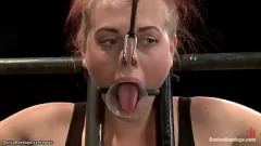 Abspielen Sinnliche rothaarige Unterwürfige erträgt intensives Spanking in einer bizarren Geräte-Bondage-Session