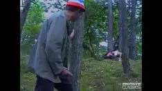 Odtwórz Amatorskie dziwki idą jak suka w lesie, żeby się pieprzyć