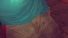 تشغيل الديك الأسود الكبير في الشارع يظهر قضيبًا ضخمًا للخنثي المشاغب وهي تمتصه في منتصف الشارع