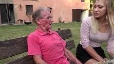 Oynat Sıcak sarışın, çok parası olduğunu düşündüğü yaşlı bir adamı sikiyor