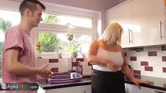 Abspielen Reife Blondine verliebt sich in ihren Enkel