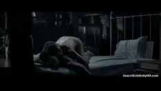 Abspielen Er fickt seine Freundin im Schlafzimmer, bis sie einen Orgasmus hat.