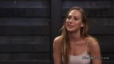 Reproducir La hermosa chica es follada duro en diferentes posiciones sexuales
