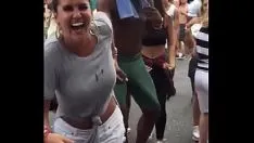 تشغيل رجل بطول الركبة مسرور من قبل فتاة تريد أن يمارس الجنس معه
