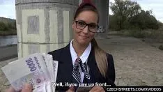 Odtwórz StriTis z dziewczynami, które dają jej tyłek, daje pieniądze na seks oralny