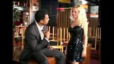 Jouer Un negro con un cazzo di 30 cm governa una prostituta al Casinò