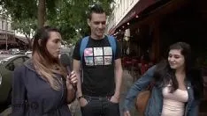 Odtwórz Pokazuje relację z kilkoma młodymi ludźmi i pyta ich, jak się pieprzą i jaka jest ich ulubiona pozycja poza seksem oralnym