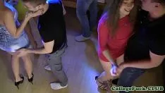 Oynat Orgy At the Chalet On Manele Öğrencilerin Oral Seks Aldığı Yer