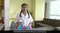 Reproducir Sexo con una ama de casa obligada a arrodillarse y chupar la polla