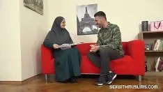Reproduzir O árabe fode forte com um jovem de humor de bucetinha apertada