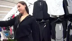 تشغيل الجنس في غرفة البروفة في متجر فاخر