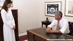 Reproducir Un hombre maduro despoja a una joven de su virginidad con el dedo