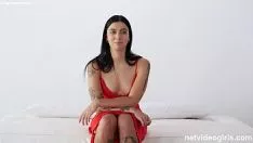 La brune sexy donne un test de résistance