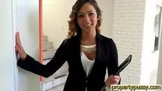 تشغيل إنه يمارس الجنس مع Viorica عندما يكون لديها رقائق كبيرة على بوسها