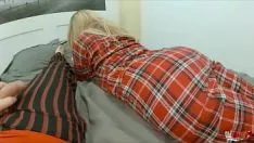 Afspelen De blondine met te grote bultjes had last van de man die een erectie had waardoor er een gat in de matras kwam
