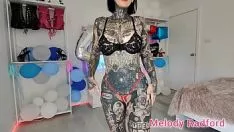 تشغيل هذه النجمة الإباحية الساخنة موشومة على بوسها