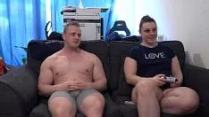 Abspielen Dicker Mann mit großem Schwanz befriedigt eine sehr nette Dame voll und ganz