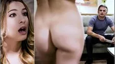 Elle découvre que sa voisine a une très longue bite et accepte de coucher avec elle
