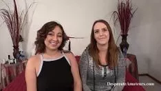 Oynat Çok uzun ve olgun sürtükler birbirleriyle çok sert seks yapıyor ve kendilerini sokuyorlar