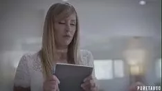 Szczupła seksowna blondynka z dobrym kutasem, która najwyraźniej jest na punkcie swojej najlepszej przyjaciółki, ponieważ