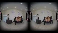 Reproducir Puta con pezones calientes que se quita la ropa y la ropa interior porque