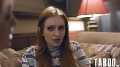 Afspelen Het gaat heel goed op de lippen van deze jonge vrouw om de lul binnen te gaan
