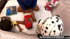Jouer Questa bellissima donna nera indossa una gonna molto corta e aderente e la vuole