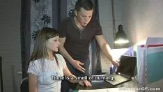 Redare Chiar daca are prieten aceasta tanara se dezbraca si se masturbeaza la webcam deoarece