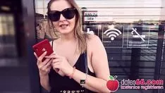 تشغيل في المطار هذا الجمال يمص قضيبه