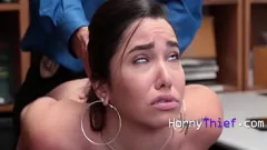 Stripper Busty Karlee Grey surprinsă furând și interogat