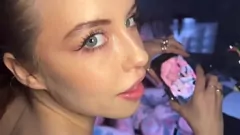 Oynat Sahne Arkası Üçlü Sürpriz: Genç Babe Eden Ivy'nin Kameraman için Sert Oral Seks ve Creampie'si