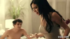 Savanna Sixx, une ado brune aux gros seins et le tour de sa belle-soeur à grosse bite