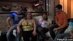 Afspelen Rondborstige BBW stripper met enorme tieten wordt naakt op een feestje