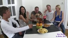 Reproduzir O almoço dos amigos se transforma em uma fantástica orgia de galos e maricas
