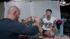 Reproducir Fotógrafo le hace bromas a una modelo MILF tatuada y se la folla hasta el fondo