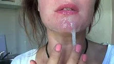 Afspelen Hij neukt haar in de mond en spuugt Sloboz een beetje op Barbie die op haar borsten rent
