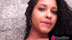 Afspelen Magere Latina pornoster Alessandra Carvalho berijdt hard met grote lul