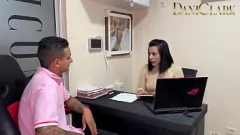 Jouer Il capo della MILF colombiana fa una dura scopata a pecorina il primo giorno