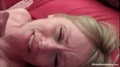 Abspielen Wenn sie einen blonden Koch hat und fickt, ruf einen Freund an, um es zu reparieren