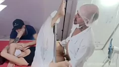 Oynat Bull'un önünde tıbbi muayene sırasında kremalı itaatkâr eş!