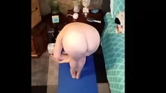 Afspelen Ondeugende ochtendyoga: grote tieten en buit met Vee!