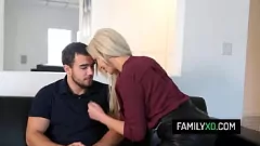 Reproduzir Nina Elle não consegue resistir ao pau grande de seu filho