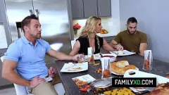 Reproduzir Peituda Milf Phoenix Marie em Família Ação de Graças DP Trio