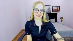 Oynat Avrupa sarışın bebeğin küçük göğüsleri web kamerası üzerinde maruz kalır