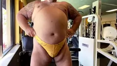 Oynat Muscle Bear Büyükbabası Chub Videolarda Şişman Horoz Açıyor