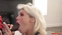 Reproduzir Charli Phoenix fica quente e pesado com ladrilhos durante o treino